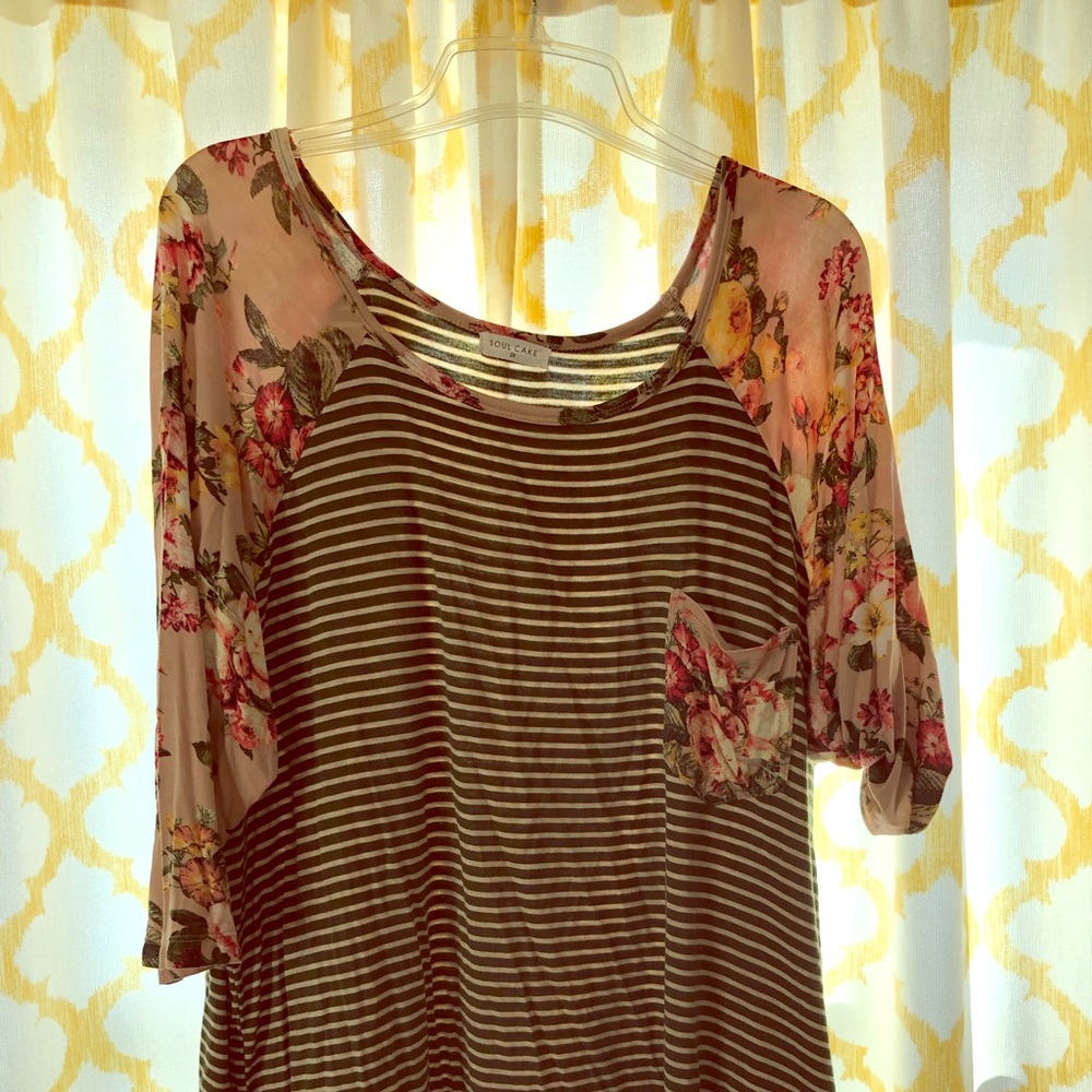 Flowered stepped shirt, like new